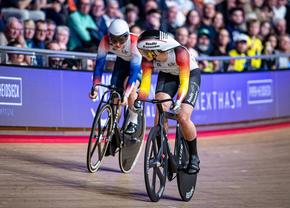 Accident grav pe un velodrom din Londra, soldat cu fractură de antebraț » Campioana olimpică și adversara ei, propulsate peste gard