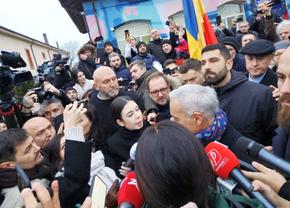 Călin Georgescu a mers dimineață în fața secției de votare, deși CCR a anulat alegerile » Elena Lasconi: „Se încearcă o destabilizare, nu mergeți la vot!”
