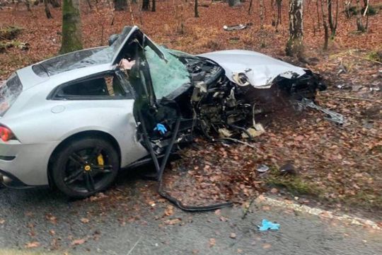 Ferrari-ul lui Michail Antonio, după impactul cu un copac / Foto: Imago