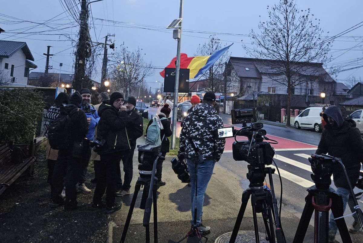 Călin Georgescu a venit să voteze, deși alegerile au fost anulate! Imagini incredibile în fața secției de votare din Mogoșoaia