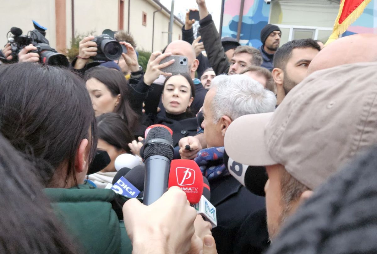 Călin Georgescu a venit să voteze, deși alegerile au fost anulate! Imagini incredibile în fața secției de votare din Mogoșoaia