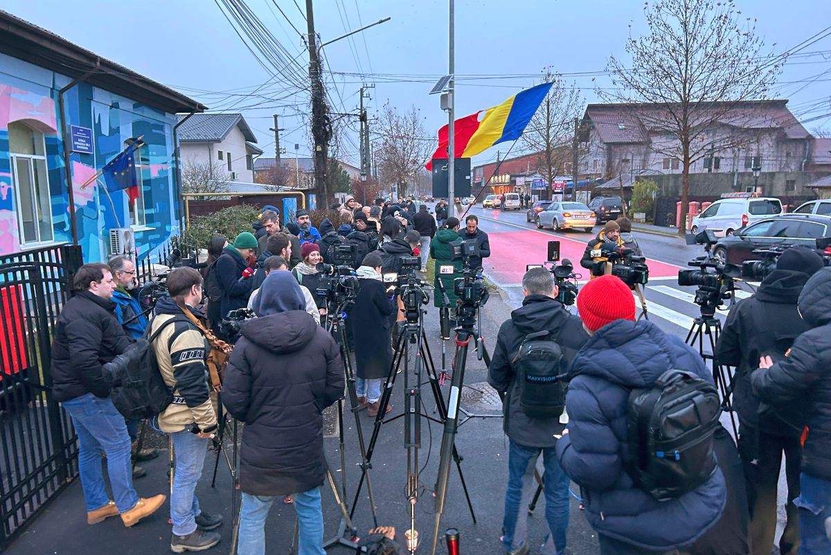 Călin Georgescu a venit să voteze, deși alegerile au fost anulate! Imagini incredibile în fața secției de votare din Mogoșoaia