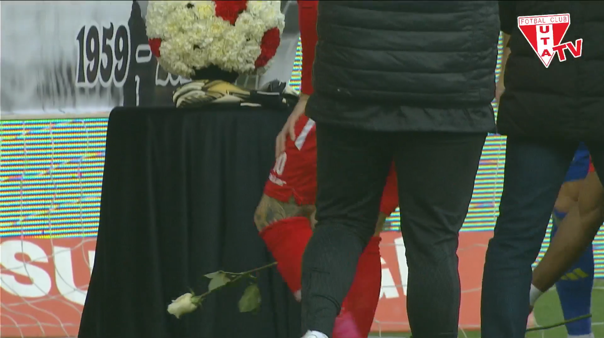 Omagiu pentru Helmut Duckadam înainte de UTA - Unirea Slobozia » Gestul superb al jucătorilor și celor două staff-uri