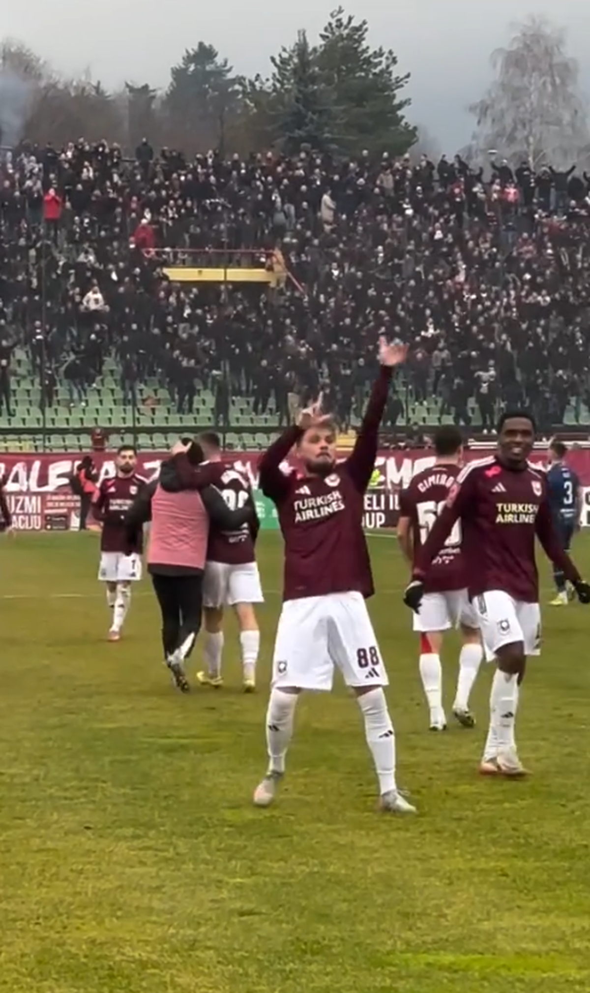 Fostul internațional s-a dat în stambă » A zdrobit rivala în derby, apoi a făcut un gest obscen