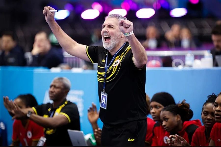 Carlos Viver în timpul CM 2025 Foto: IHF Antrenorul Angolei și al Gloriei Bistrița își laudă jucătoarele: „Atmosfera în echipă este incredibilă”