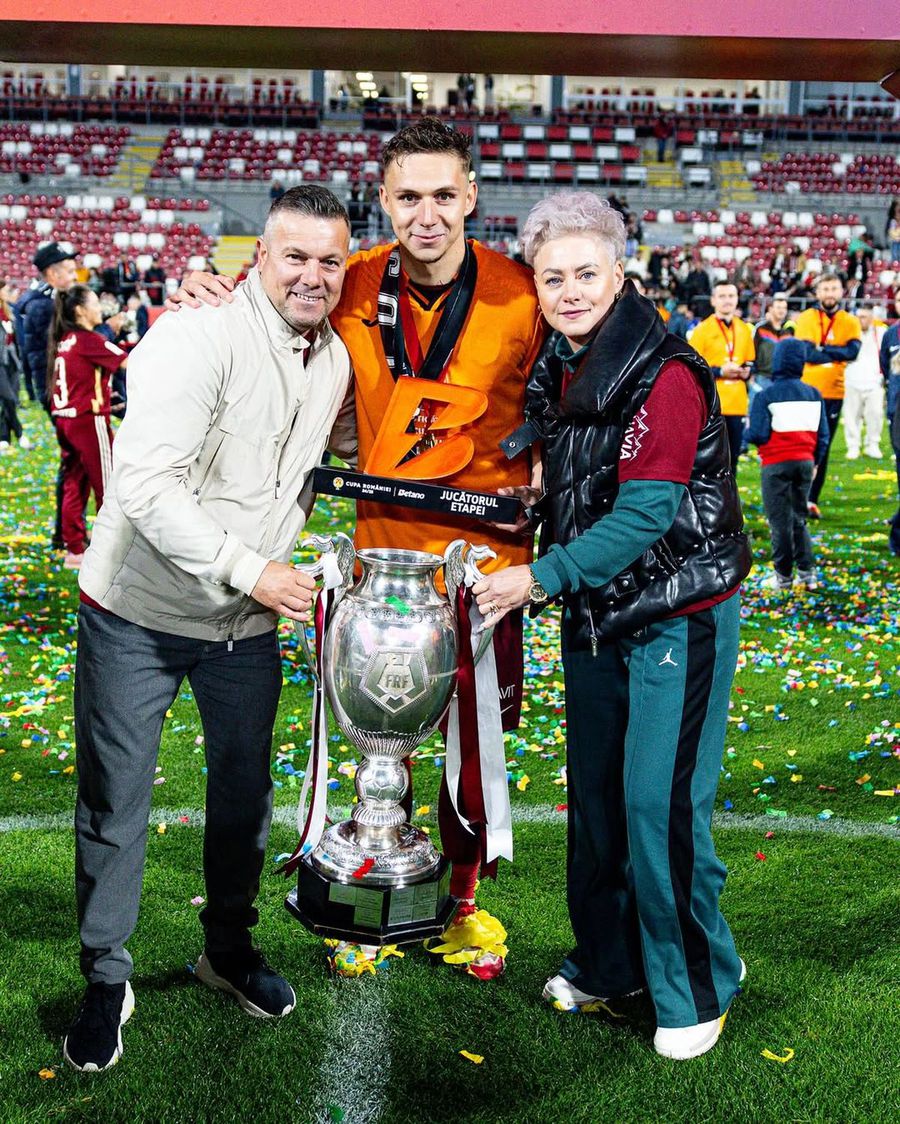 Louis Munteanu, alături de părinții săi / Foto: Instagram Louis Munteanu Tatăl lui Louis Munteanu a intrat în direct și a dat detalii despre discuțiile cu Gigi Becali pentru transferul fiului său la FCSB: „Noi nu am spus niciodată «nu»”