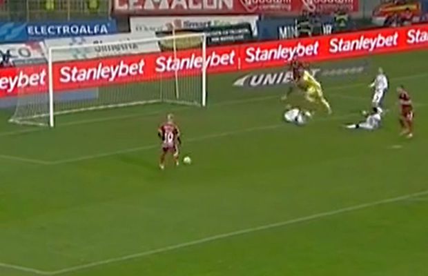 „Ratarea secolului” în Botoșani - Rapid » Faza care va face înconjurul lumii! Halucinant cum a trimis Petrila cu poarta goală