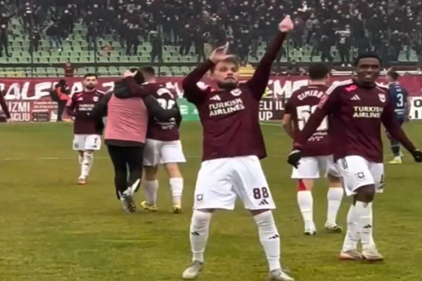 VIDEO Fostul internațional s-a dat în stambă » A zdrobit rivala în derby, apoi a făcut un gest obscen