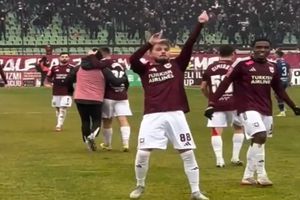 Fostul internaționala făcut show » A zdrobit rivala în derby, apoi a făcut un gest obscen