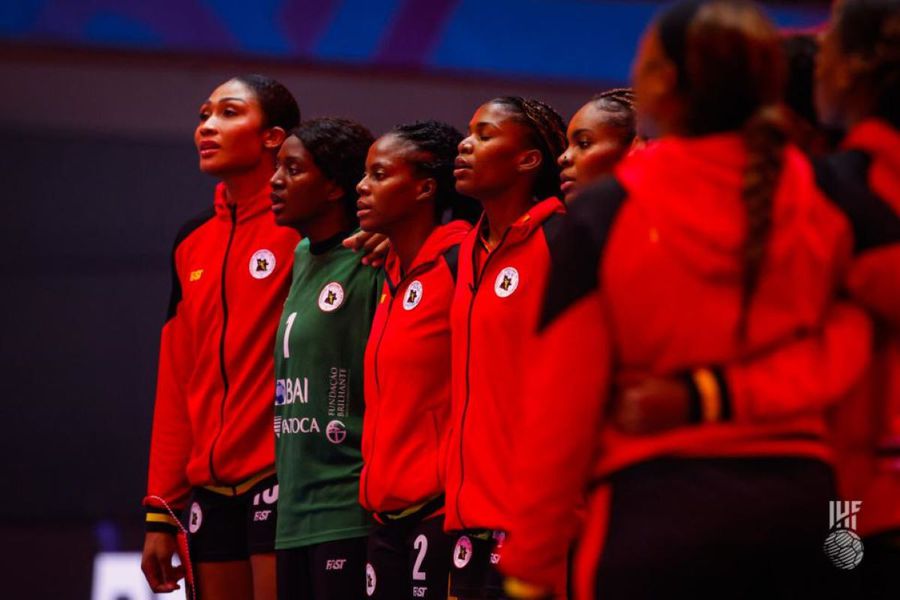 Albertina Kassoma (prima din stânga) și colegele ei în timpul CM 2025 Foto: IHF Antrenorul Angolei și al Gloriei Bistrița își laudă jucătoarele: „Atmosfera în echipă este incredibilă”