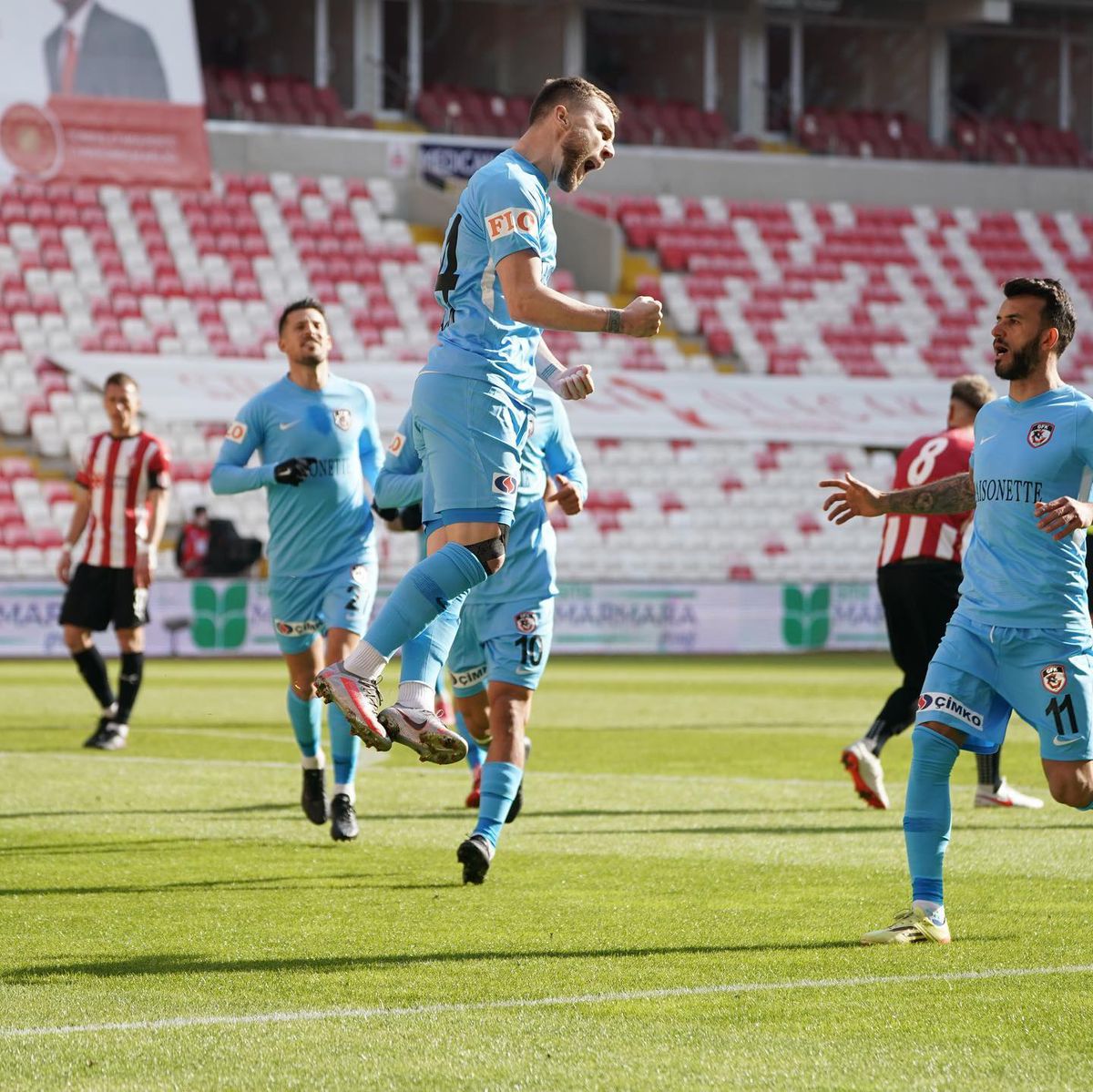 SIVASSPOR - GAZIANTEP 2-1. Marius Șumudică pierde primul meci după 15 etape! Gaziantep a avut 1-0 în minutul 4 după golul lui Maxim