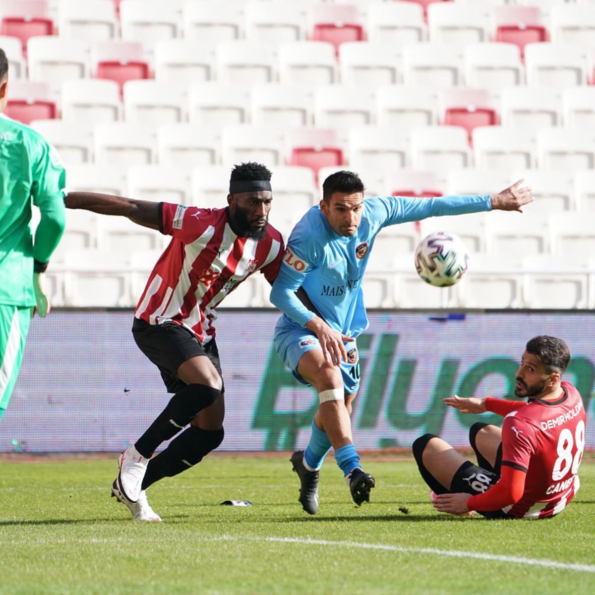 SIVASSPOR - GAZIANTEP 2-1. Marius Șumudică pierde primul meci după 15 etape! Gaziantep a avut 1-0 în minutul 4 după golul lui Maxim