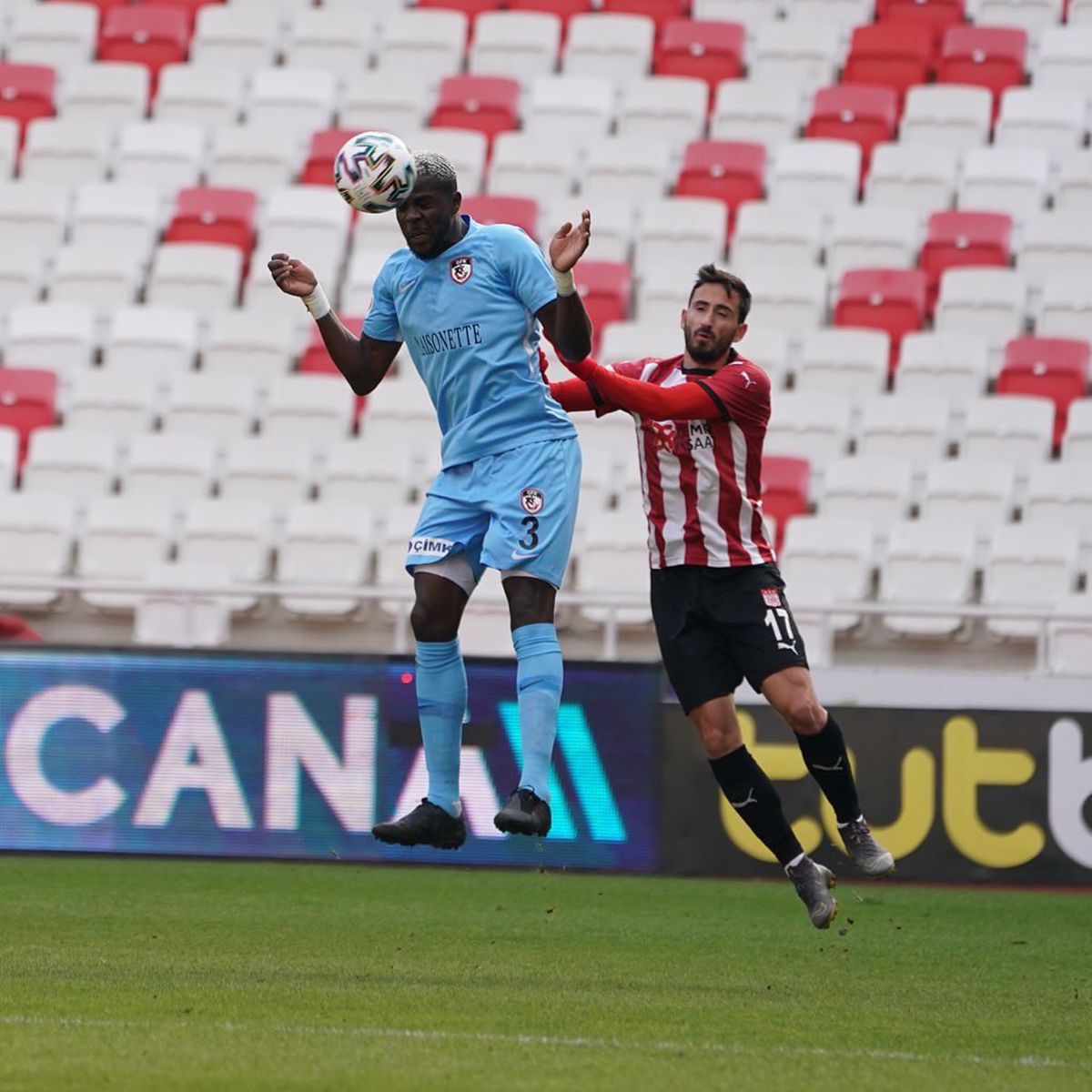 SIVASSPOR - GAZIANTEP 2-1. Marius Șumudică pierde primul meci după 15 etape! Gaziantep a avut 1-0 în minutul 4 după golul lui Maxim
