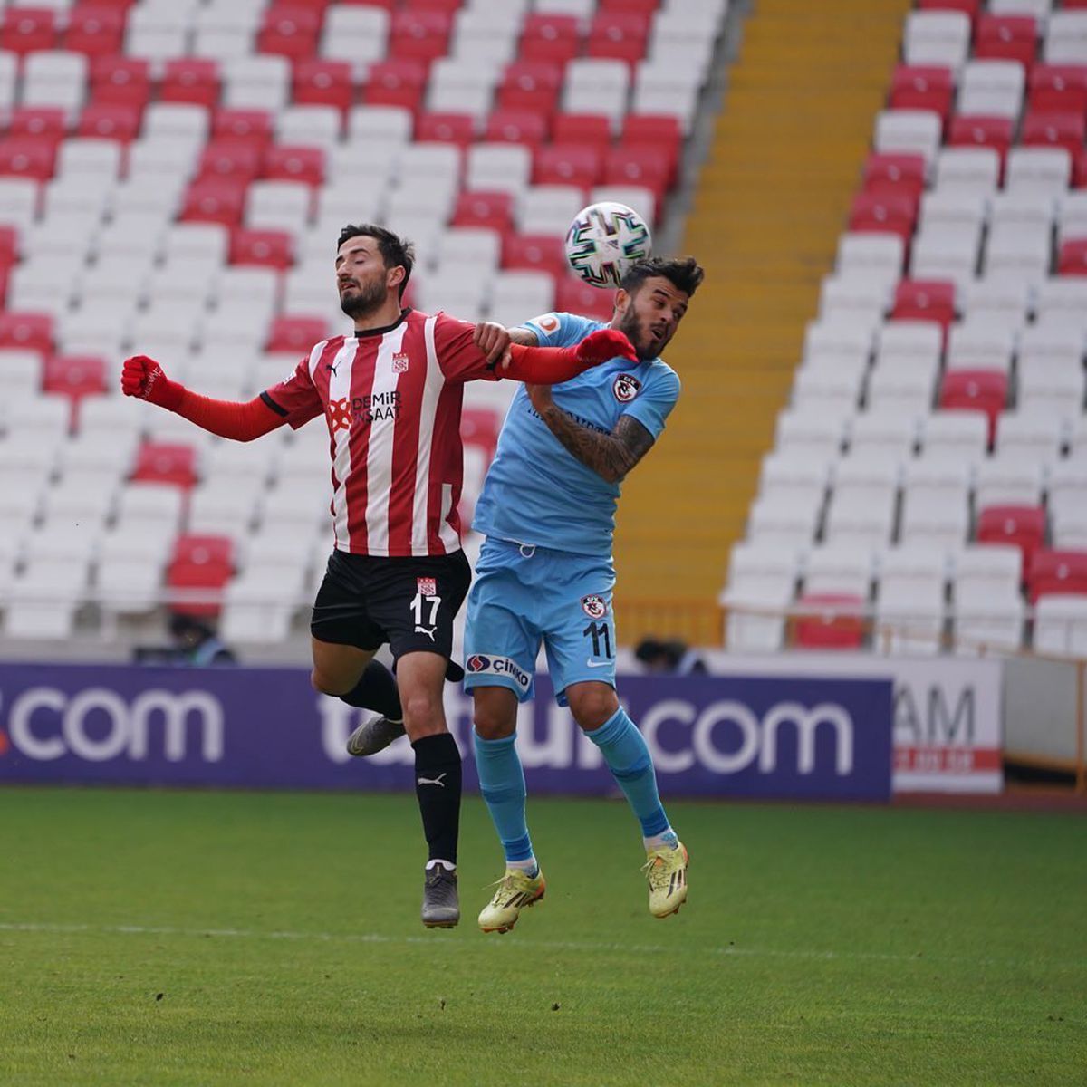 SIVASSPOR - GAZIANTEP 2-1. Marius Șumudică pierde primul meci după 15 etape! Gaziantep a avut 1-0 în minutul 4 după golul lui Maxim