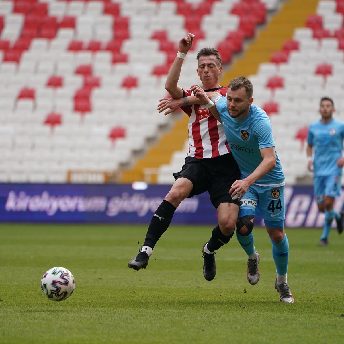 SIVASSPOR - GAZIANTEP 2-1. Marius Șumudică pierde primul meci după 15 etape! Gaziantep a avut 1-0 în minutul 4 după golul lui Maxim