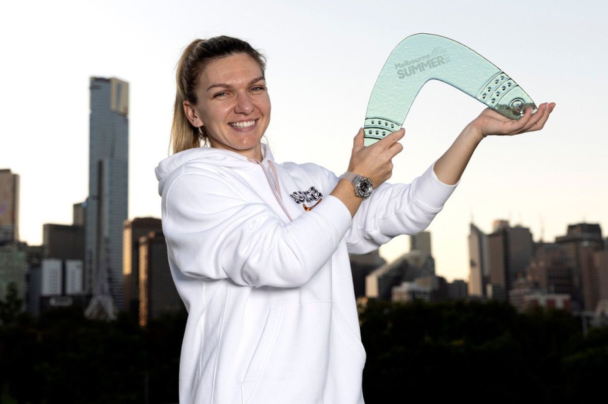 Simona Halep s-a pozat alături de trofeul cucerit la Melbourne și le-a transmis un mesaj fanilor: „A fost uimitor!”