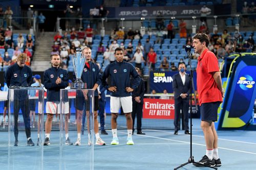 Tomas Carbonell (53 de ani), căpitanul nejucător al ibericilor, a fost ovaționat în timpul declarațiilor, după o ironie lansată în direcția lui Novak Djokovic (34 de ani, 1 ATP). / FOTO: Imago-Images