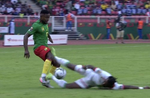 Steeve Yago (29 de ani), fundașul dreapta al celor de la Burkina Faso, a văzut cartonașul galben în secunda 40 a meciului de deschidere din Cupa Africii, împotriva Camerunului. Intrarea jucătorului de la Aris Limassol a fost însă de „roșu”.