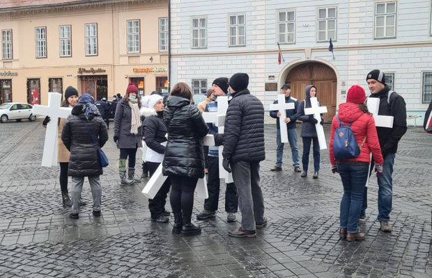 Protest șocant pro-Djokovic la Sibiu! Susținătorii sârbului au venit cu cruci anti-vaccin, iar totul s-a transformat într-un flash mob