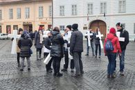 Protest șocant pro-Djokovic la Sibiu! Susținătorii sârbului au venit cu cruci anti-vaccin, iar totul s-a transformat într-un flash mob