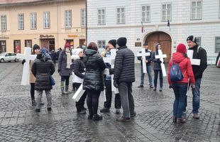 Protest șocant pro-Djokovic la Sibiu! Susținătorii sârbului au venit cu cruci anti-vaccin, iar totul s-a transformat într-un flash mob
