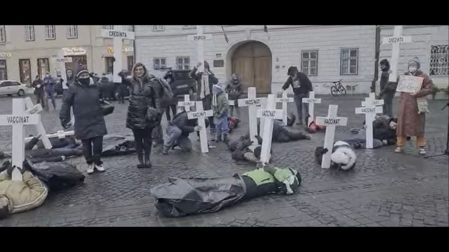 Protest șocant pro-Djokovic la Sibiu! Susținătorii sârbului au venit cu cruci anti-vaccin, iar totul s-a transformat într-un flash mob