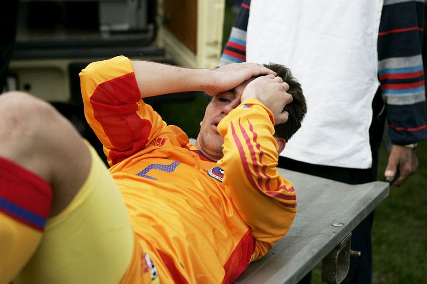 Raul Ciupe, urcat pe targă după accidentarea din 2005 // foto: arhivă GSP