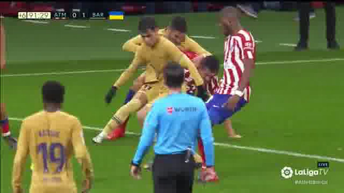 Imagini incredibile în Atletico Madrid - Barcelona » Ferran Torres și Stefan Savic s-au încăierat pe teren