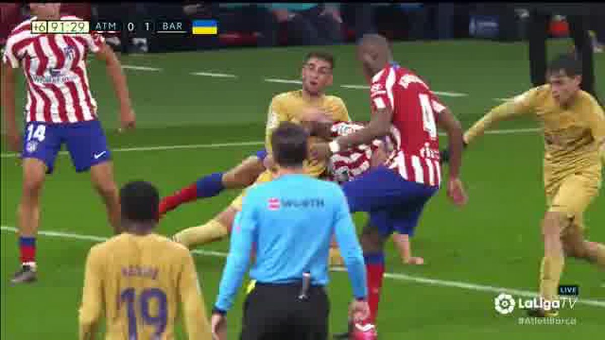 Imagini incredibile în Atletico Madrid - Barcelona » Ferran Torres și Stefan Savic s-au încăierat pe teren