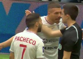 Lukas Podolski și-a pierdut cumpătul în timpul unui meci amical » A înjurat arbitrul, a aruncat cu o sticlă de apă în teren și a fost eliminat