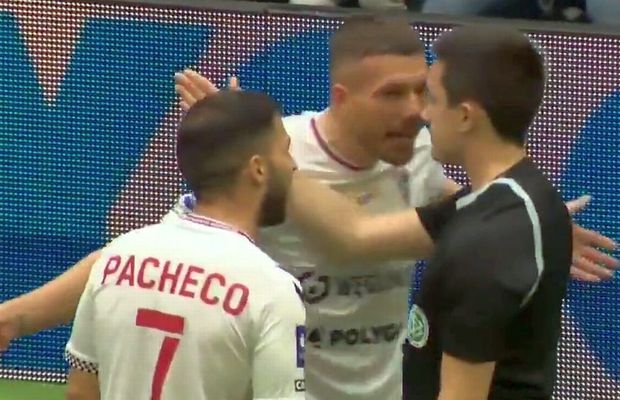 Fabulos: Lukas Podolski a luat cartonaș roșu la un meci caritabil pe care l-a organizat!