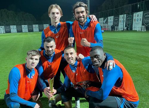 FCSB a început să urmeze strategia lui Cosmin Olăroiu. „Roș-albaștrii” au transmis live antrenamentul de luni seară din Antalya, unde lotul a fost împărțit în 4 echipe, și au anunțat la final echipa câștigătoarea și premianții. Foto: FCSB
