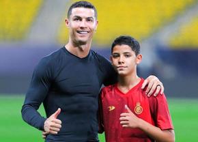 Fiul lui Cristiano Ronaldo, execuție genială! » L-a învățat să bată lovituri libere!