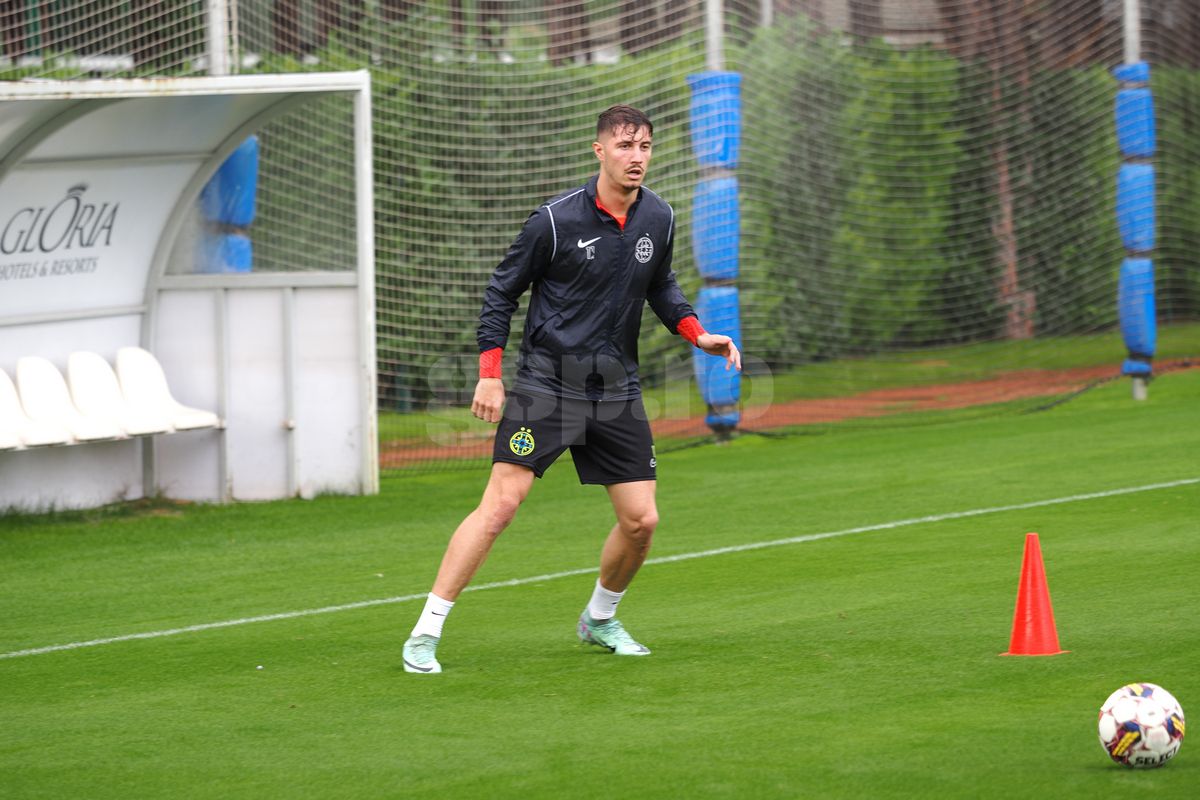 „Ce faci, mă, i-ai dat-o lui Yuri?” » Antrenament pe două anotimpuri: FCSB a ieșit „la joacă” în Antalya. Noua achiziție a captat toate privirile
