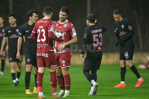 Borisav Burmaz și Alexandru Albu și-au „disputat” mingea pentru a bate penalty în Rapid - Sabah Baku // foto: Cristi Preda