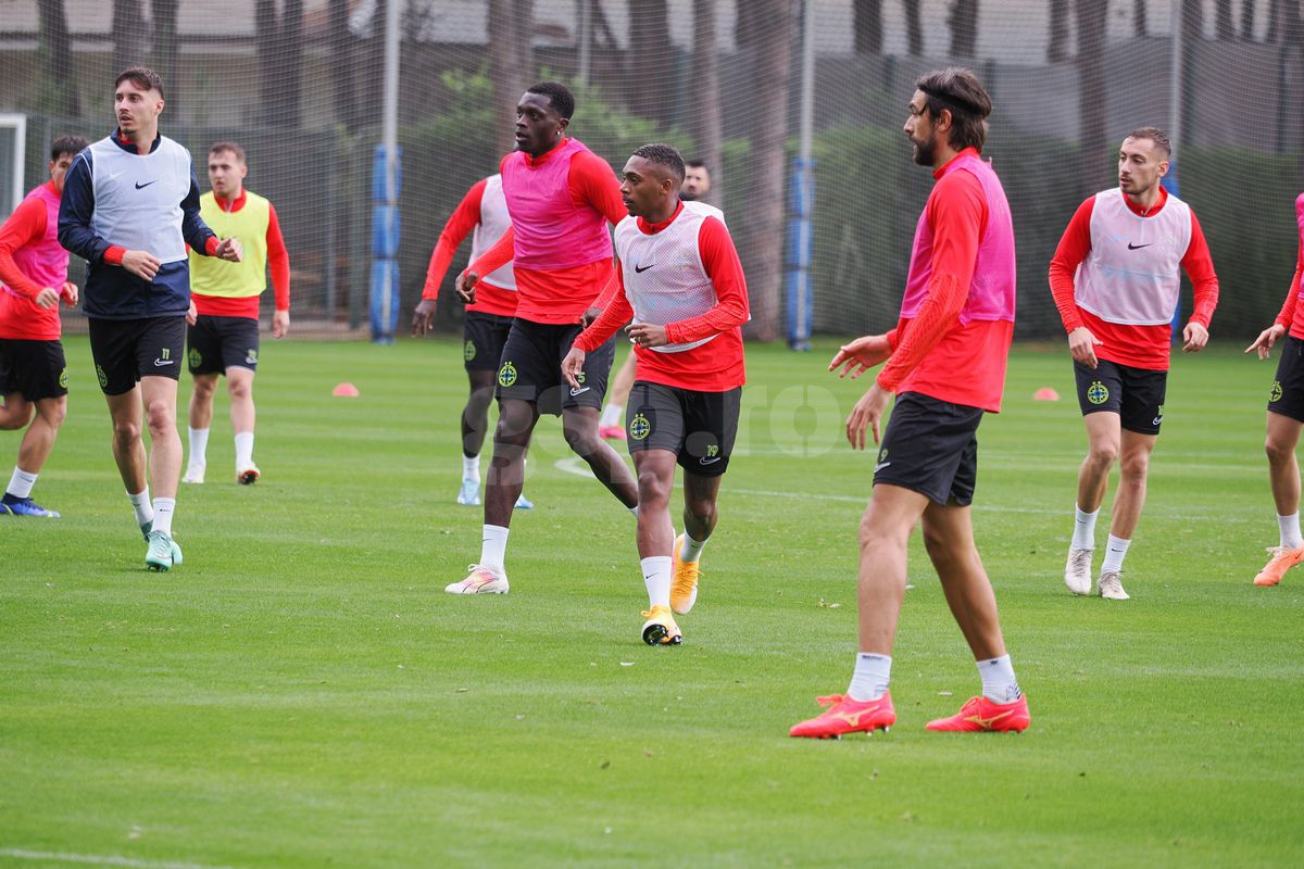„Ce faci, mă, i-ai dat-o lui Yuri?” » Antrenament pe două anotimpuri: FCSB a ieșit „la joacă” în Antalya. Noua achiziție a captat toate privirile