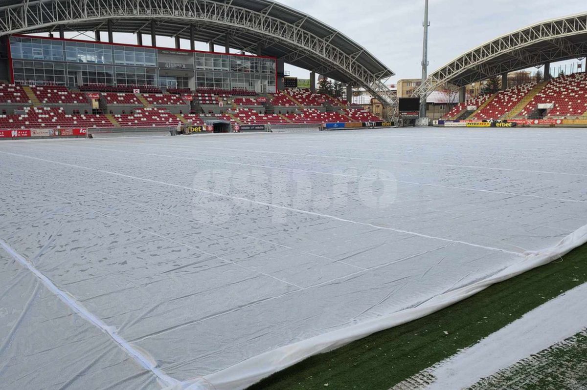Așa își protejează investiția de două milioane de euro » Imagini exclusive cu cel mai nou teren din Superliga