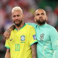 Dani Alves și Neymar, după eliminarea Braziliei în „sferturile” CM 2022, 1-1 și 2-4 la penaltyuri în fața Croației Foto: Guliver/GettyImages