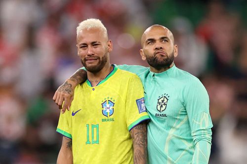 Dani Alves și Neymar, după eliminarea Braziliei în „sferturile” CM 2022, 1-1 și 2-4 la penaltyuri în fața Croației Foto: Guliver/GettyImages