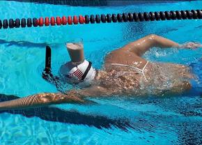 Filmare incredibilă! Marea Katie Ledecky înoată o lungime de bazin, balansând un pahar cu lapte pe cap