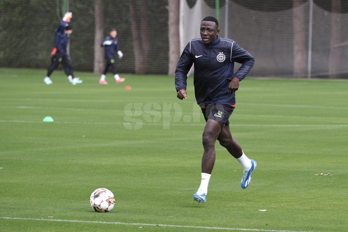 „Ce faci, mă, i-ai dat-o lui Yuri?” » Antrenament pe două anotimpuri: FCSB a ieșit „la joacă” în Antalya. Noua achiziție a captat toate privirile