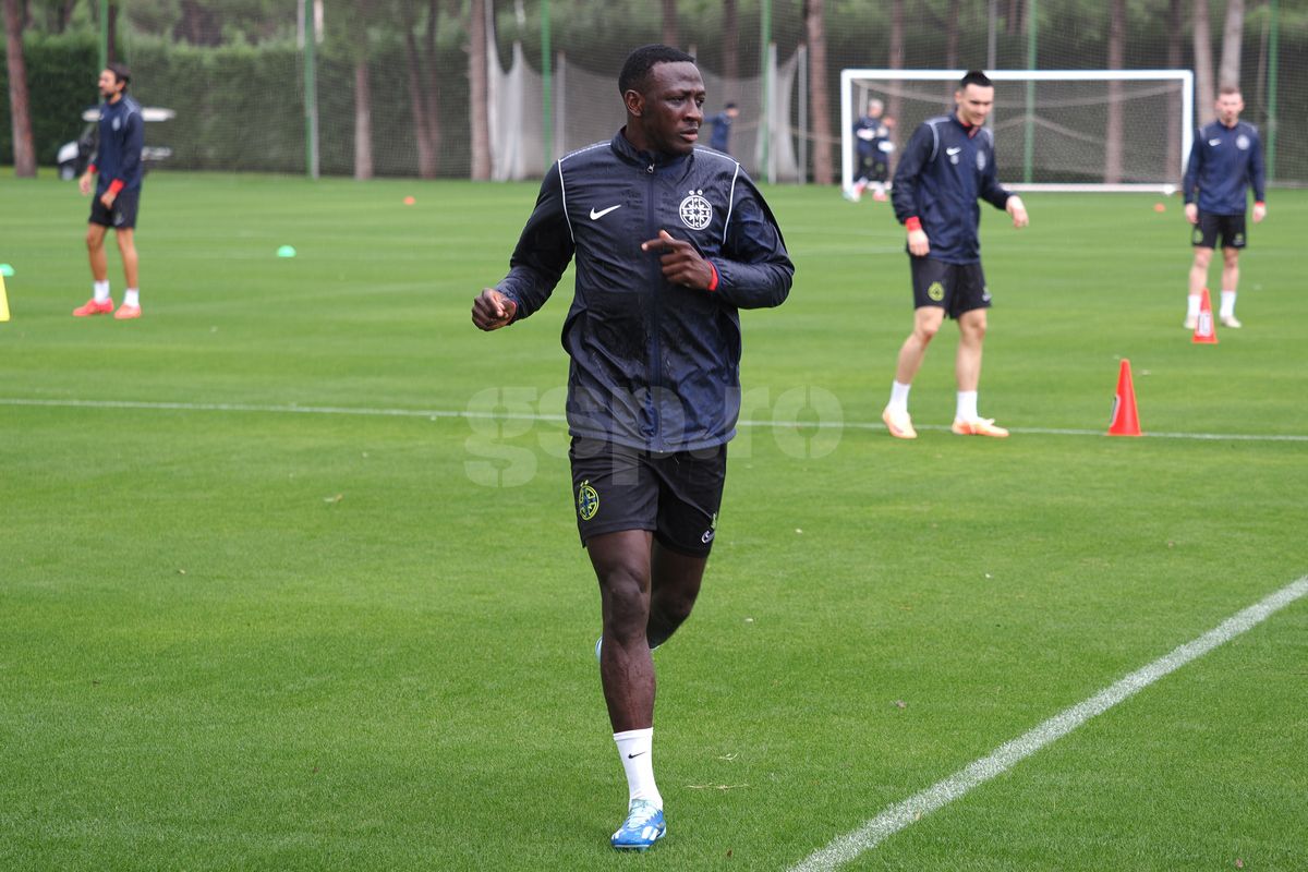 „Ce faci, mă, i-ai dat-o lui Yuri?” » Antrenament pe două anotimpuri: FCSB a ieșit „la joacă” în Antalya. Noua achiziție a captat toate privirile