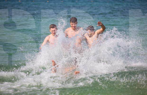 Amintiri din copilărie, la Dubai! Rapidiștii s-au bălăcit în Golful Persic