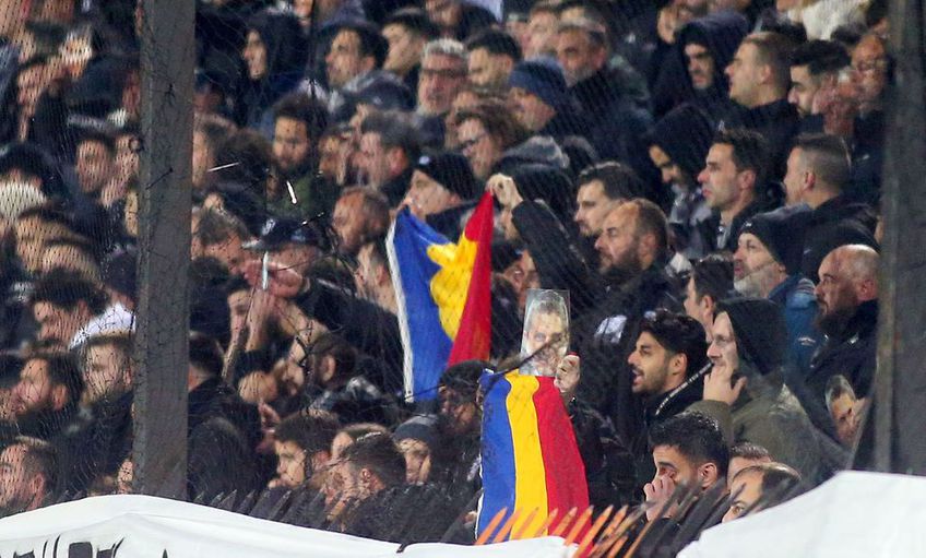 Steagul României în tribune la PAOK - AEK / FOTO: Sportal.gr