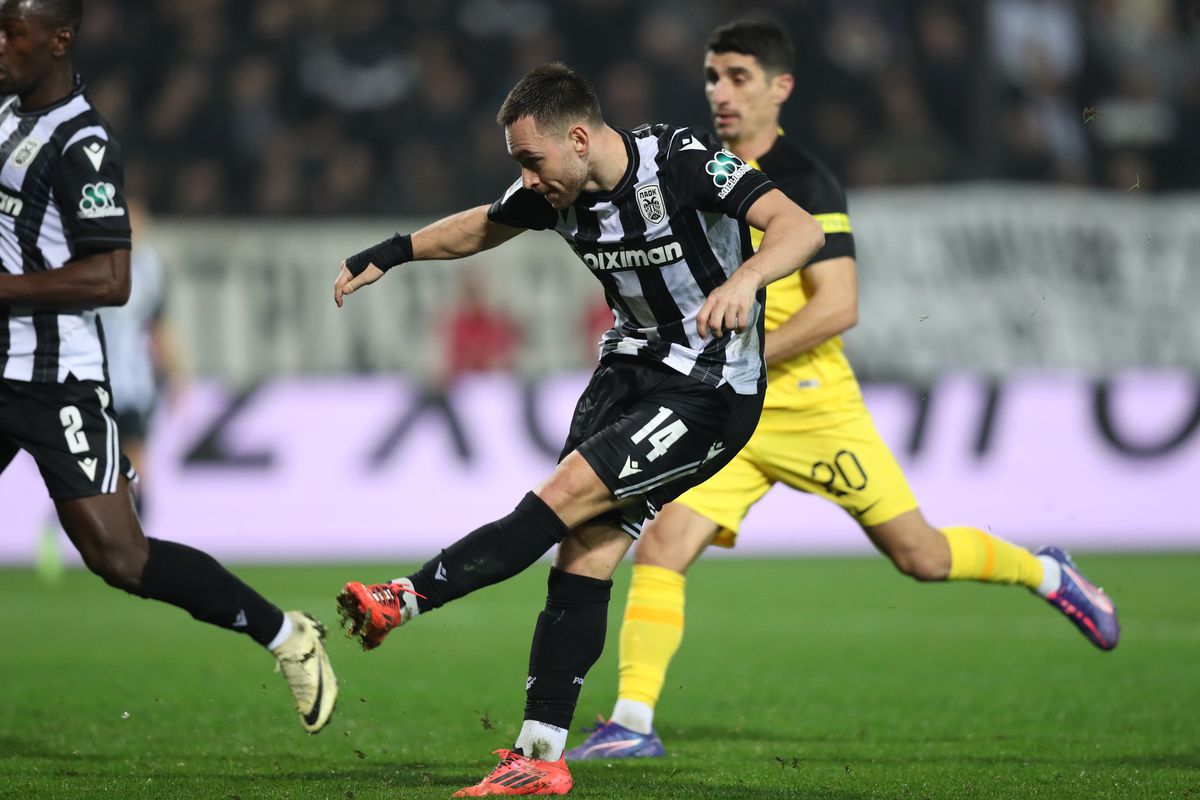 Măștile cu Răzvan Lucescu și steagurile „tricolore” n-au ajutat-o pe PAOK » Eliminare dramatică din Cupa Greciei: gol decisiv în minutul 107