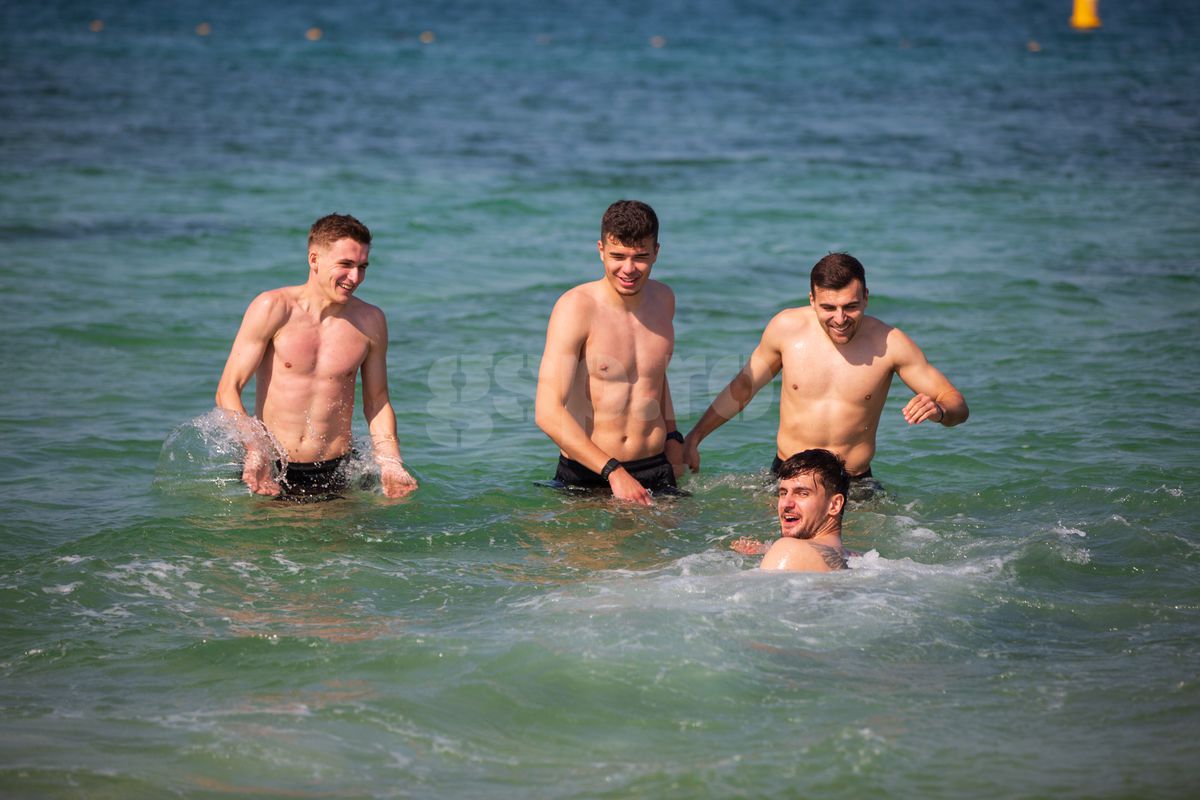 Jucătorii Rapidului fac baie în Golful Persic, 9 ianuarie 2025