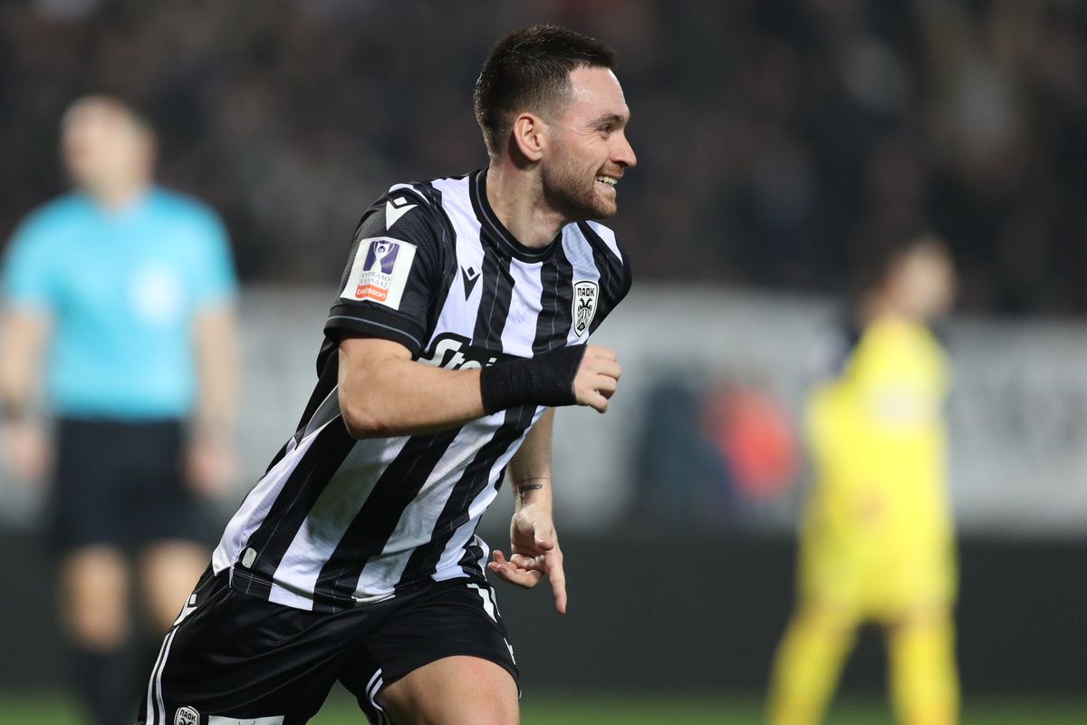 Măștile cu Răzvan Lucescu și steagurile „tricolore” n-au ajutat-o pe PAOK » Eliminare dramatică din Cupa Greciei: gol decisiv în minutul 107