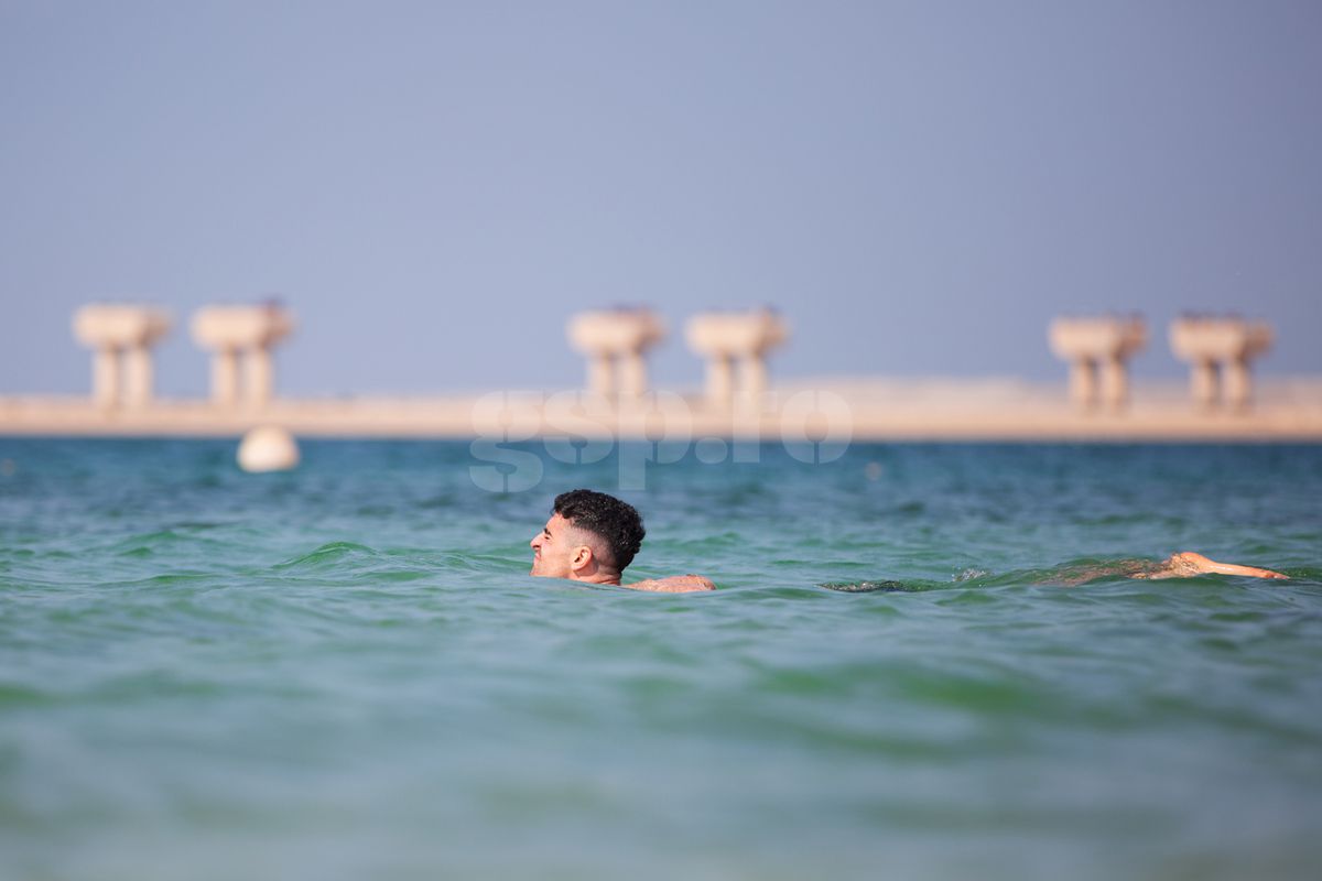 Jucătorii Rapidului fac baie în Golful Persic, 9 ianuarie 2025