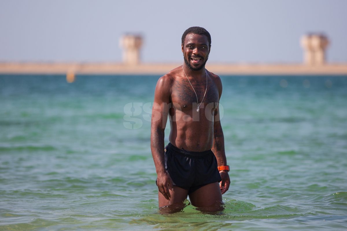 Jucătorii Rapidului fac baie în Golful Persic, 9 ianuarie 2025