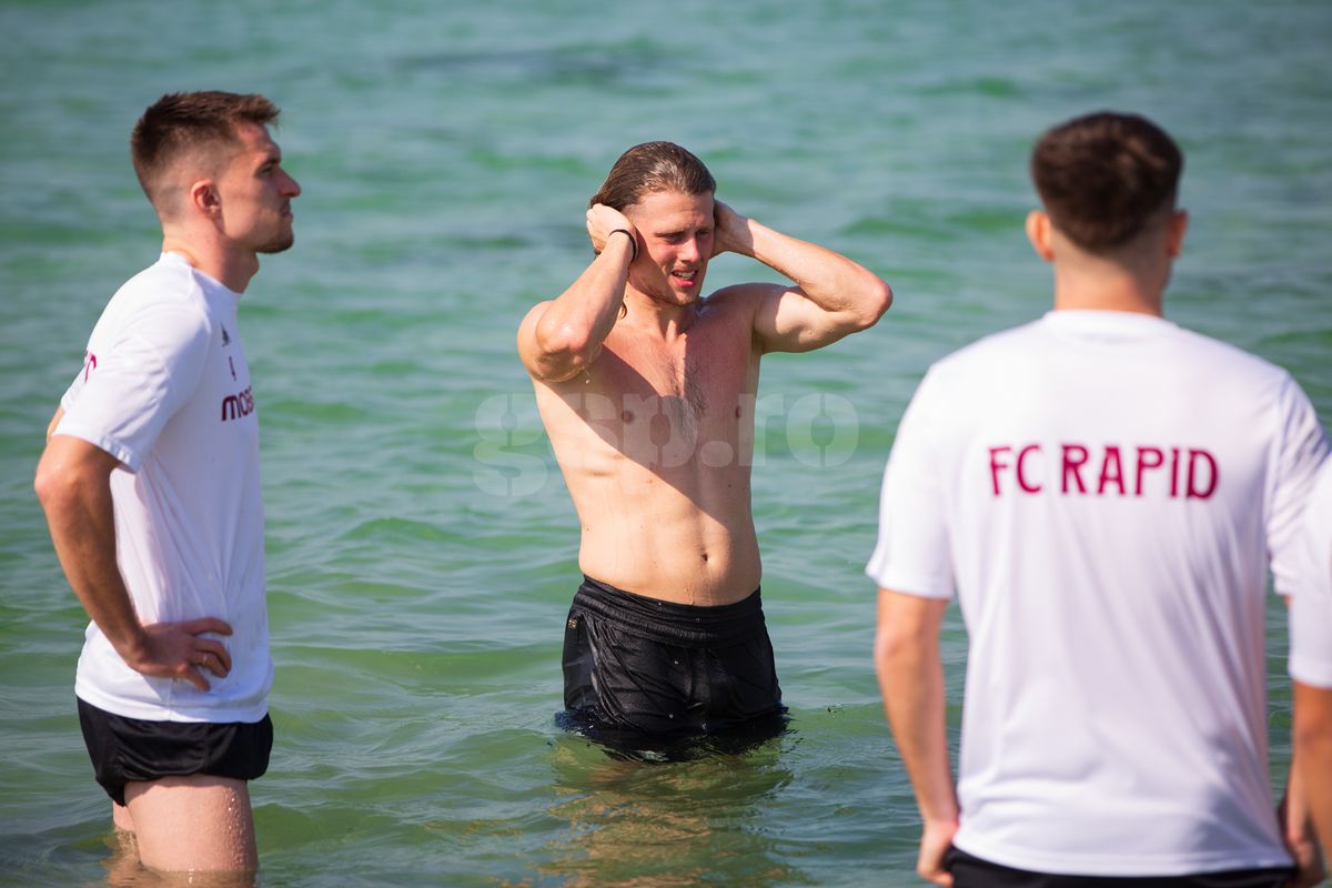 Jucătorii Rapidului fac baie în Golful Persic, 9 ianuarie 2025